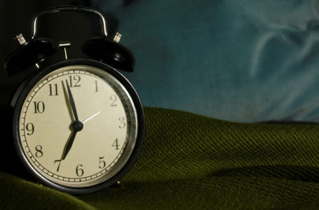 Ученые выяснили, почему пожилые люди плохо спят