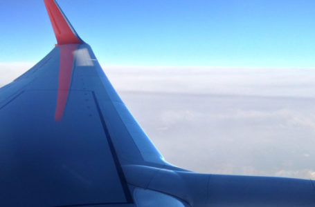 Летевший из Москвы во Владивосток самолет вынужденно сел для оказания медпомощи пассажиру