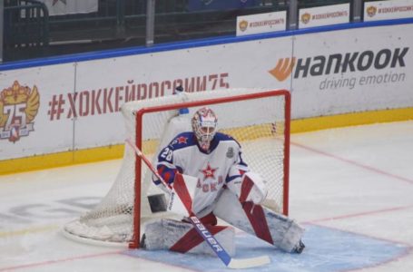 Вратаря сборной России по хоккею увезли в военкомат — СМИ